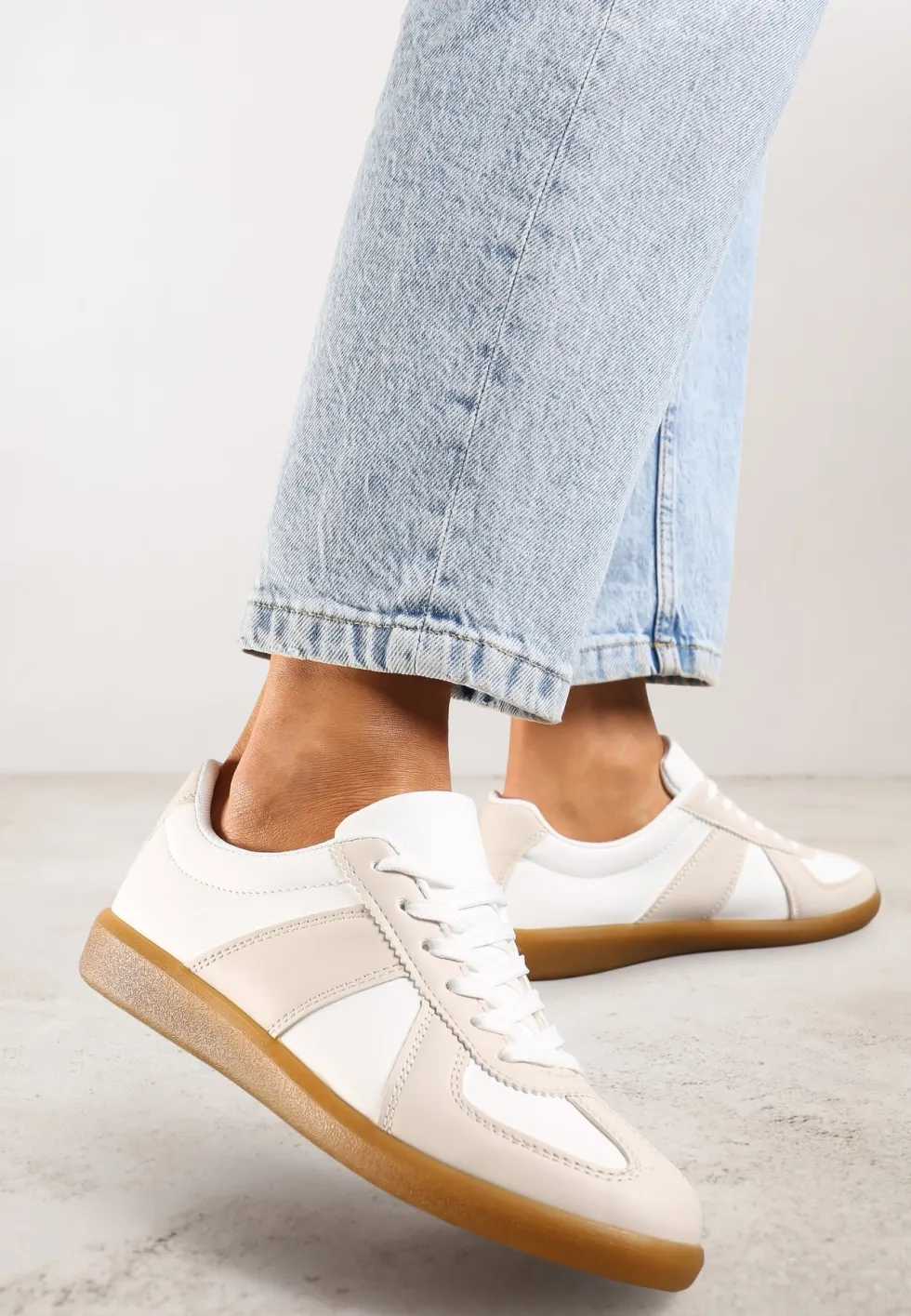 Beżowo-Białe Sneakersy Tenisówki z Ozdobnymi Przeszyciami Sumina