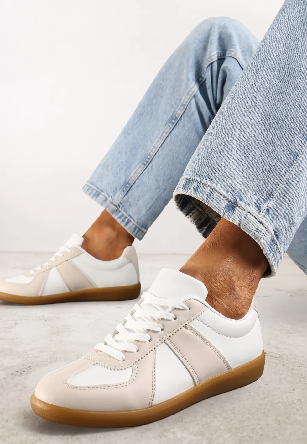 Beżowo-Białe Sneakersy Tenisówki z Ozdobnymi Przeszyciami Sumina