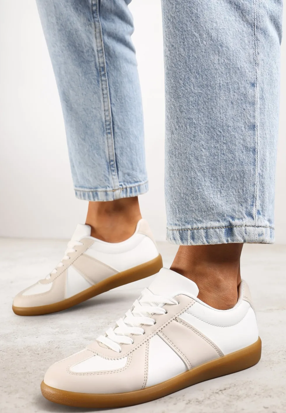 Beżowo-Białe Sneakersy Tenisówki z Ozdobnymi Przeszyciami Sumina