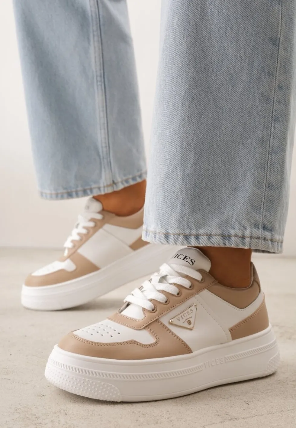 Beżowo-Białe Sneakersy Vices na Platformie z Perforacją i Geometryczną Aplikacją Vilvesia