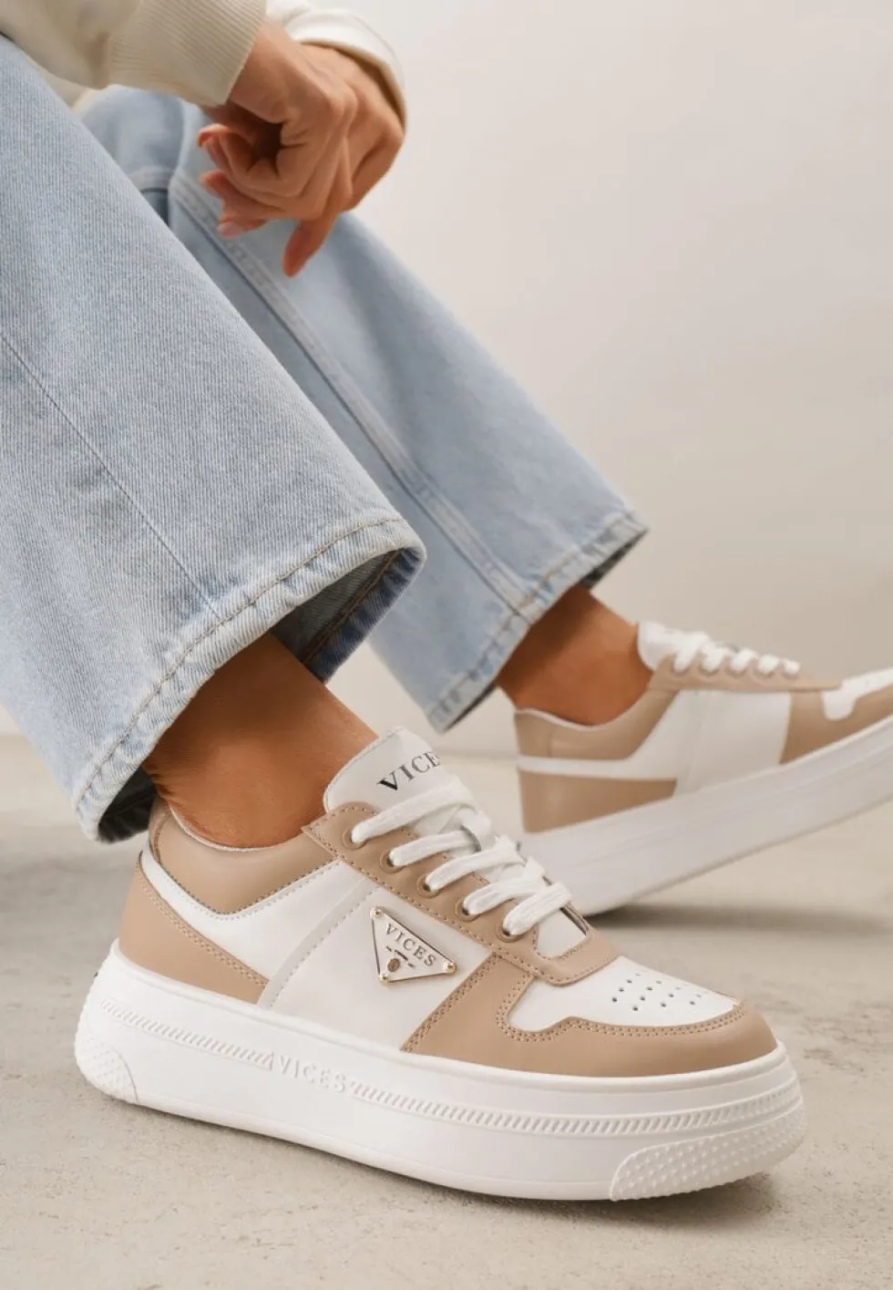 Beżowo-Białe Sneakersy Vices na Platformie z Perforacją i Geometryczną Aplikacją Vilvesia