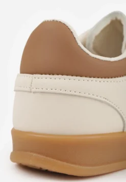 Beżowo-Białe Sneakersy w Stylu Klasycznych Tenisówek Zdobione Przeszyciami Ivelfia