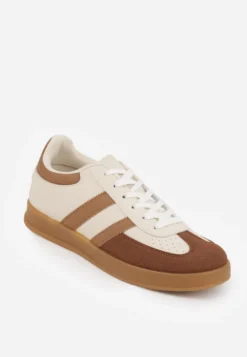 Beżowo-Białe Sneakersy w Stylu Klasycznych Tenisówek Zdobione Przeszyciami Ivelfia