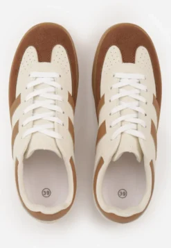 Beżowo-Białe Sneakersy w Stylu Klasycznych Tenisówek Zdobione Przeszyciami Ivelfia