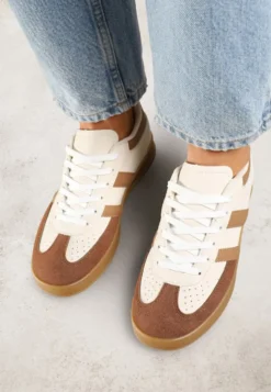 Beżowo-Białe Sneakersy w Stylu Klasycznych Tenisówek Zdobione Przeszyciami Ivelfia