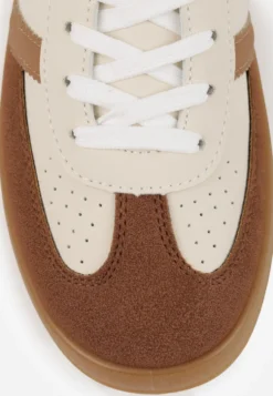 Beżowo-Białe Sneakersy w Stylu Klasycznych Tenisówek Zdobione Przeszyciami Ivelfia