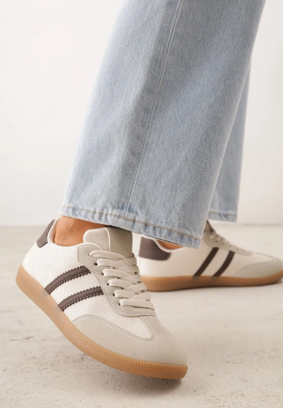 Beżowo-Brązowe Sneakersy na Płaskiej Podeszwie Pemeriana