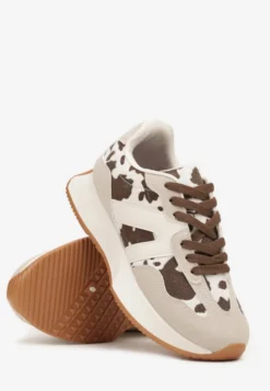 Beżowo-Brązowe Sneakersy na Płaskiej Podeszwie z Geometryczną Wstawką i Wzorem w Krowie Łaty Sewla