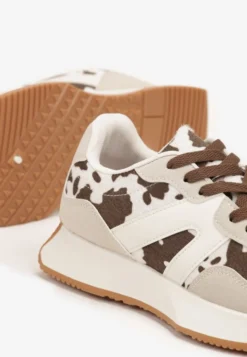 Beżowo-Brązowe Sneakersy na Płaskiej Podeszwie z Geometryczną Wstawką i Wzorem w Krowie Łaty Sewla