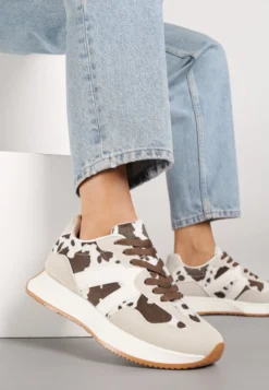 Beżowo-Brązowe Sneakersy na Płaskiej Podeszwie z Geometryczną Wstawką i Wzorem w Krowie Łaty Sewla