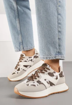 Beżowo-Brązowe Sneakersy na Płaskiej Podeszwie z Geometryczną Wstawką i Wzorem w Krowie Łaty Sewla