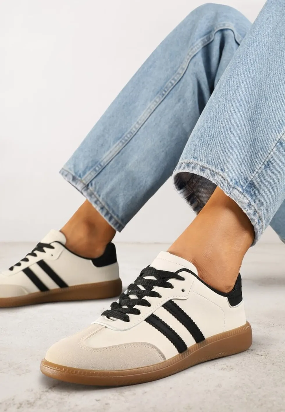 Beżowo-Czarne Casualowe Sneakersy na Płaskiej Podeszwie z Paskami Jereria