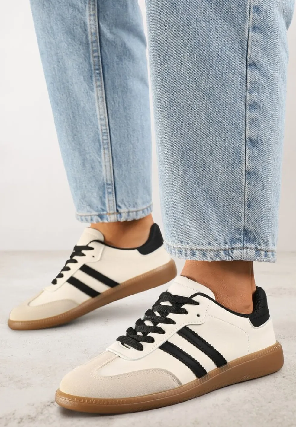 Beżowo-Czarne Casualowe Sneakersy na Płaskiej Podeszwie z Paskami Jereria