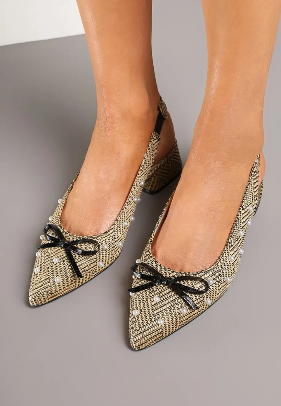 Beżowo-Czarne Czółenka na Słupku Typu Slingback Ozdobione Kokardą i Perełkami Calretis