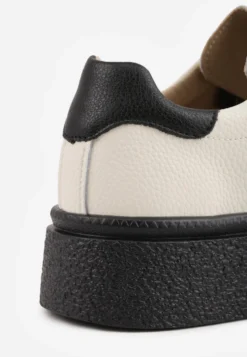 Beżowo-Czarne Minimalistyczne Sneakersy Skórzane na Platformie z Aplikacją z Cyrkoniami Gorisa