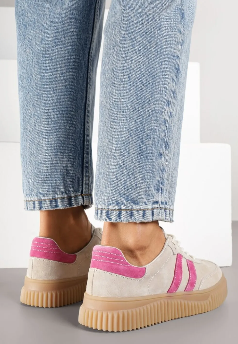 Beżowo-Fuksjowe Zamszowe Sneakersy w Stylu Kultowych Tenisówek ze Skórzaną Wkładką Tenannia