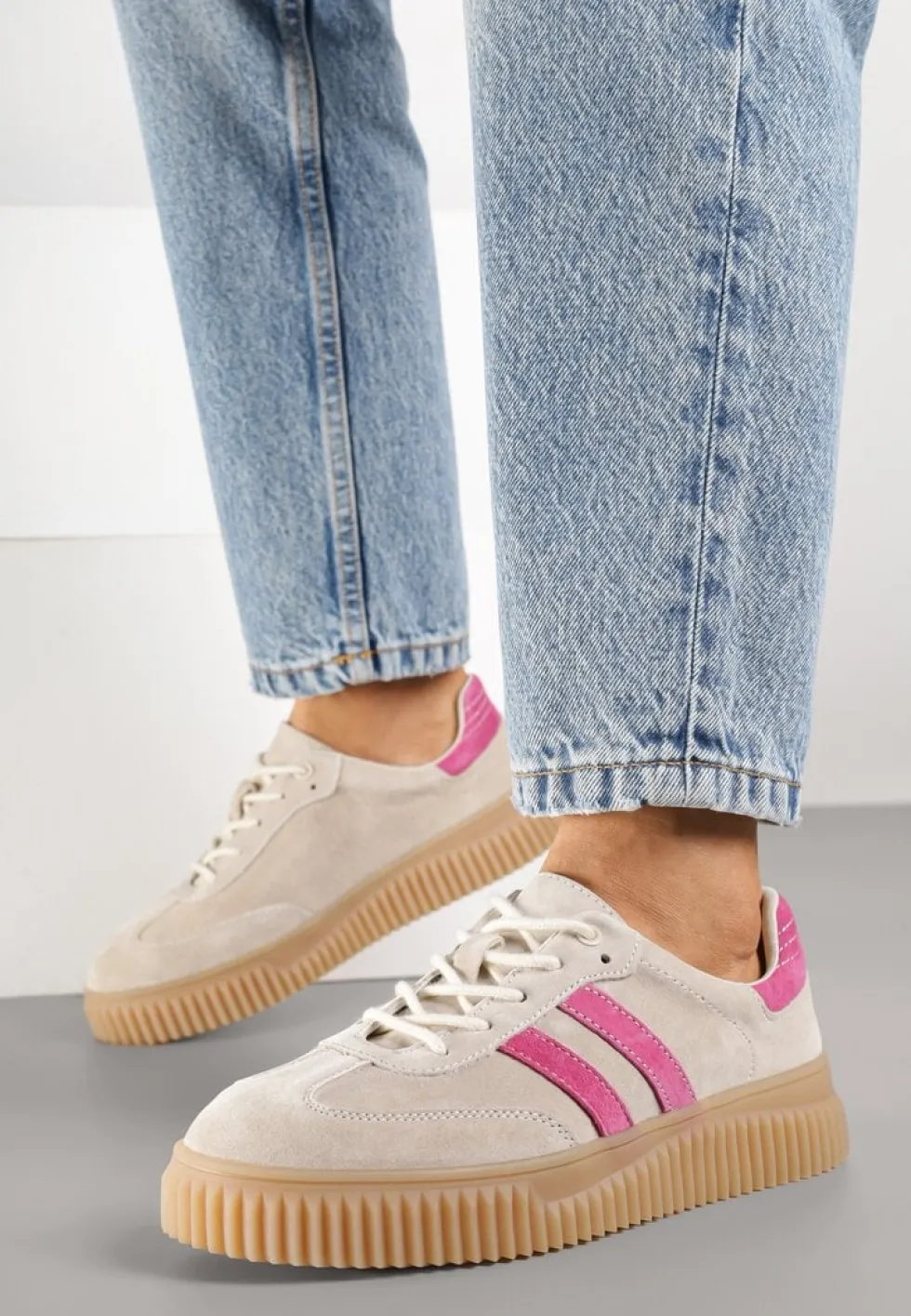 Beżowo-Fuksjowe Zamszowe Sneakersy w Stylu Kultowych Tenisówek ze Skórzaną Wkładką Tenannia