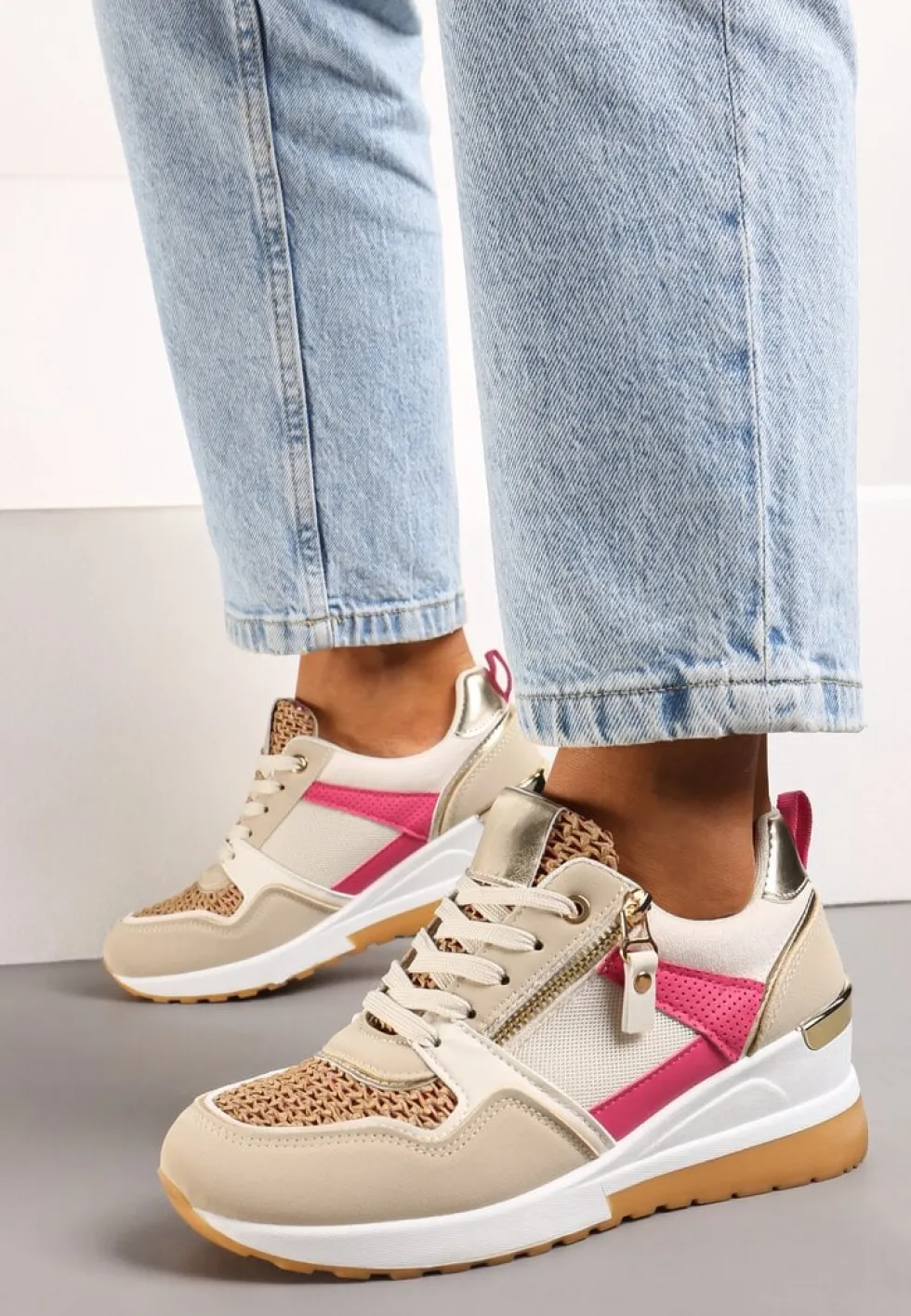 Beżowo-Różowe Sneakersy na Niewysokim Koturnie Ozdobione Suwakiem i Wstawkami Liorrama