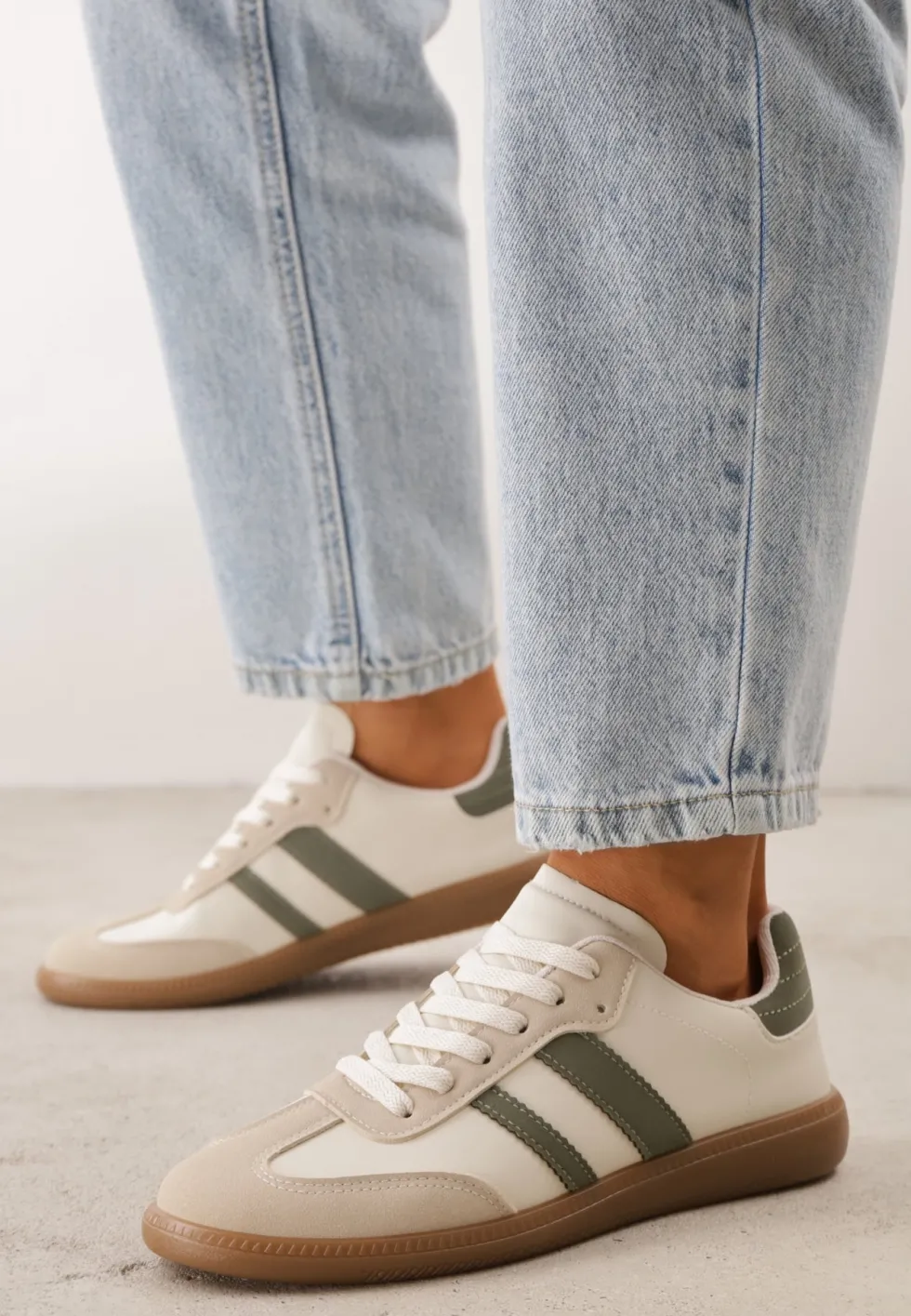 Beżowo-Zielone Casualowe Sneakersy na Płaskiej Podeszwie z Paskami Jereria
