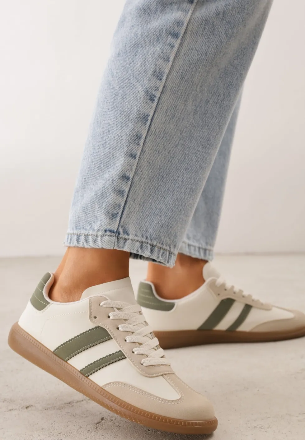 Beżowo-Zielone Casualowe Sneakersy na Płaskiej Podeszwie z Paskami Jereria