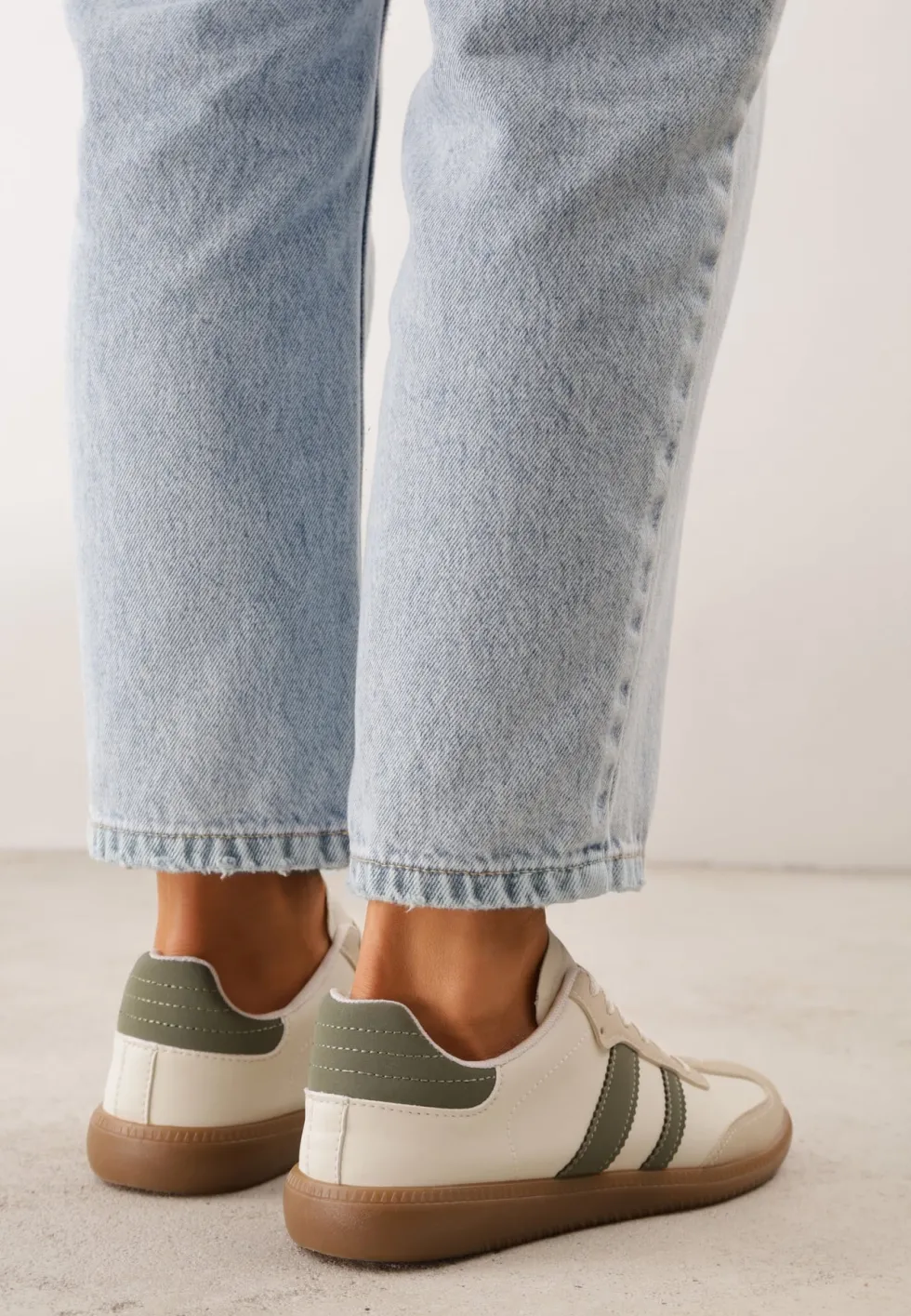 Beżowo-Zielone Casualowe Sneakersy na Płaskiej Podeszwie z Paskami Jereria
