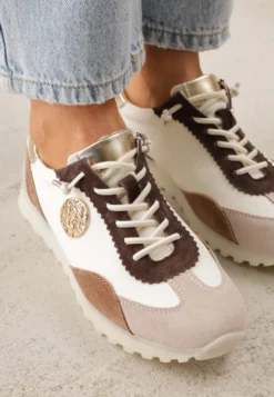 Beżowo-Złote Sneakersy ze Skóry Naturalnej Ozdobione Metaliczną Aplikacją Tidina