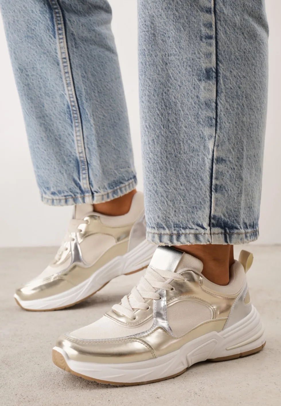 Beżowo-Złote Sznurowane Sneakersy Ozdobione Metaliczną Wstawką Kizria