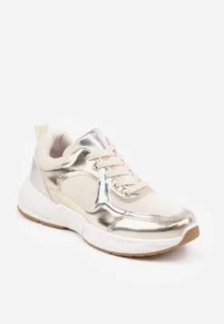 Beżowo-Złote Sznurowane Sneakersy Ozdobione Metaliczną Wstawką Kizria