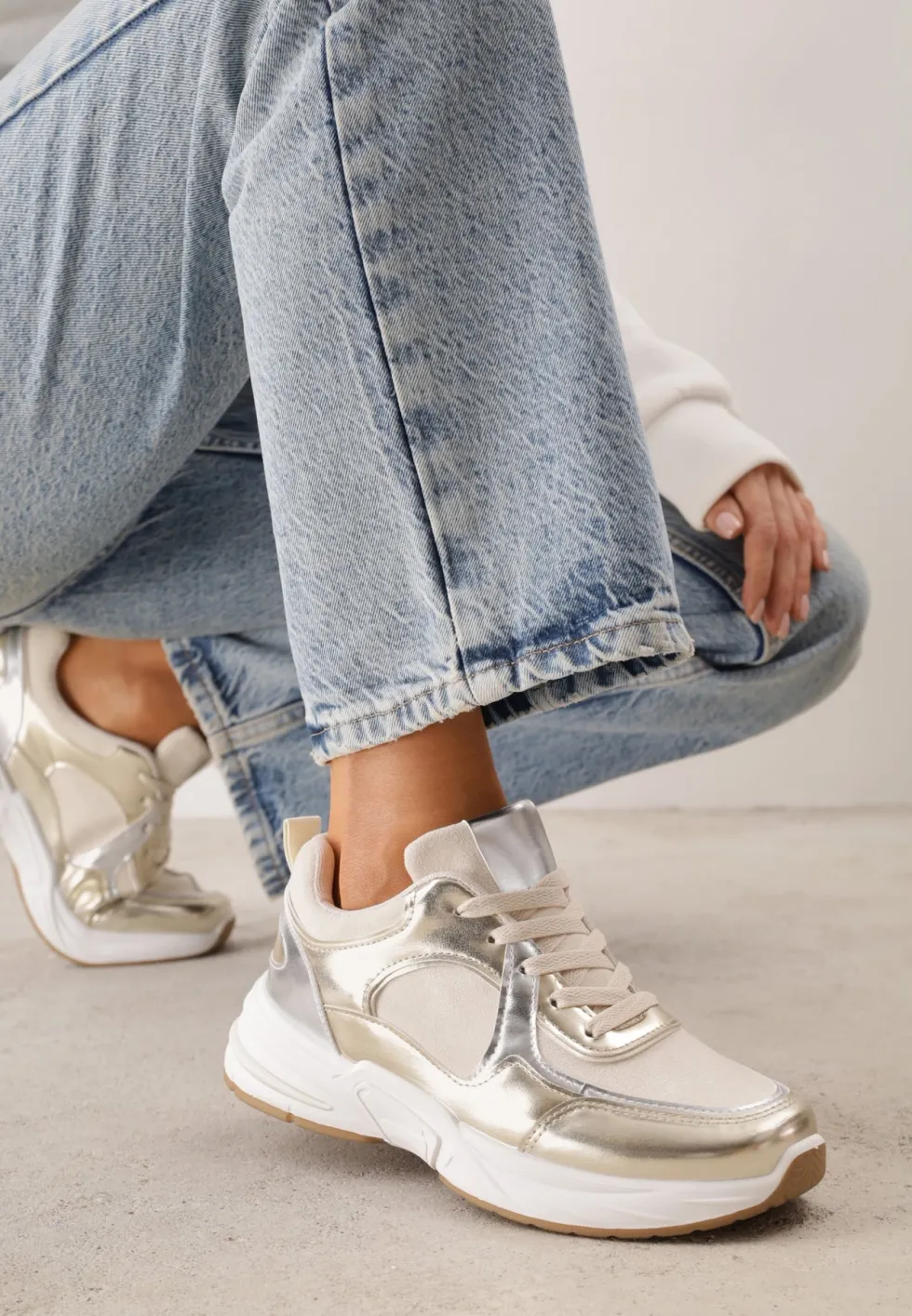 Beżowo-Złote Sznurowane Sneakersy Ozdobione Metaliczną Wstawką Kizria