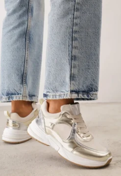 Beżowo-Złote Sznurowane Sneakersy Ozdobione Metaliczną Wstawką Kizria