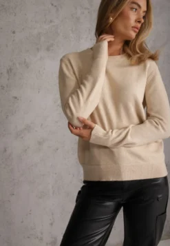 Beżowy Casualowy Sweter o Klasycznym Fasonie z Okrągłym Dekoltem Pilare