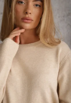 Beżowy Casualowy Sweter o Klasycznym Fasonie z Okrągłym Dekoltem Pilare