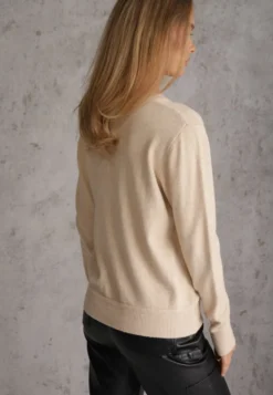 Beżowy Casualowy Sweter o Klasycznym Fasonie z Okrągłym Dekoltem Pilare