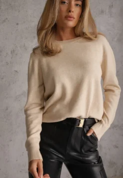 Beżowy Casualowy Sweter o Klasycznym Fasonie z Okrągłym Dekoltem Pilare