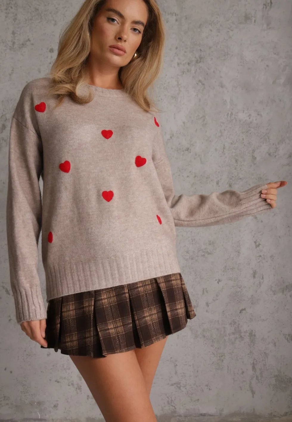 Beżowy Casualowy Sweter z Wełną i Bawełną z Haftowanymi Serduszkami z Przodu Veroni