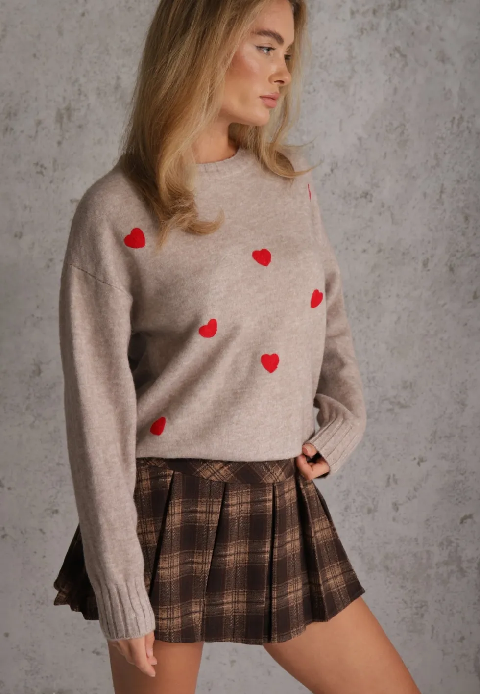 Beżowy Casualowy Sweter z Wełną i Bawełną z Haftowanymi Serduszkami z Przodu Veroni