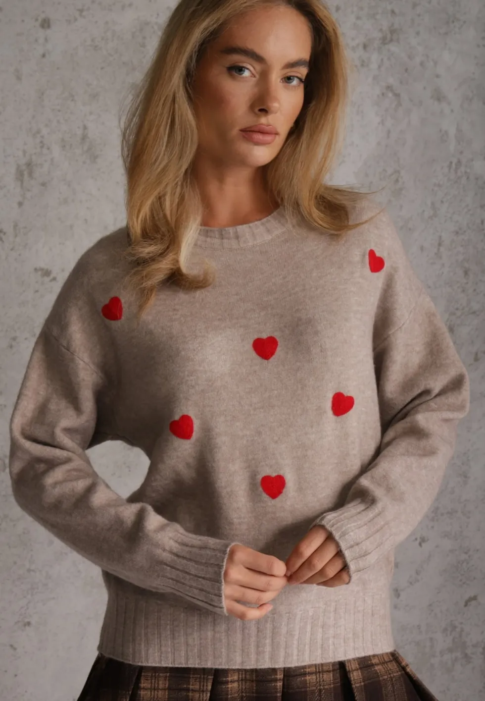 Beżowy Casualowy Sweter z Wełną i Bawełną z Haftowanymi Serduszkami z Przodu Veroni