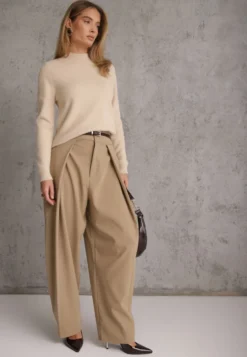 Beżowy Golf z Wełną Ozdobiony Ściągaczami w Casualowym Stylu Katlina