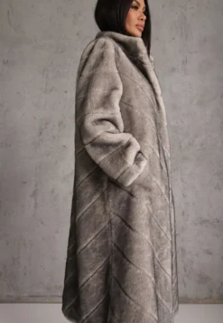Beżowy Płaszcz Futerko o Długim Kroju z Przeszyciami i Stójką Zeniera