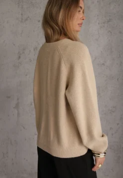 Beżowy Sweter ze Szpiczastym Dekoltem Labra