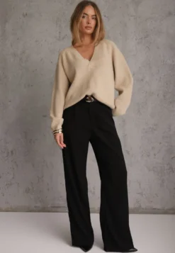 Beżowy Sweter ze Szpiczastym Dekoltem Labra