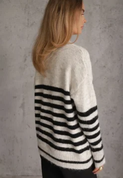 Beżowy Sweter Zimowy w Paski z Wełną Oversize Feoriada