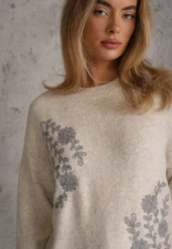 Beżowy Sweter Zimowy z Motywem Kwiatów z Wełną Karmira