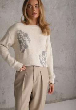 Beżowy Sweter Zimowy z Motywem Kwiatów z Wełną Karmira