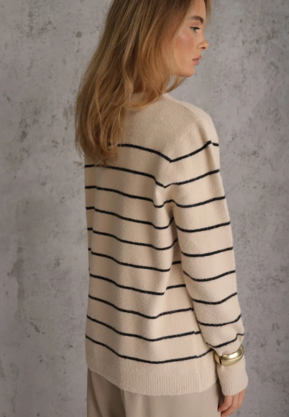 Beżowy Sweter z Wełną i Bawełną o Klasycznym Kroju w Drobne Prążki Rosal
