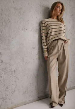 Beżowy Sweter z Wełną i Bawełną o Klasycznym Kroju w Drobne Prążki Rosal