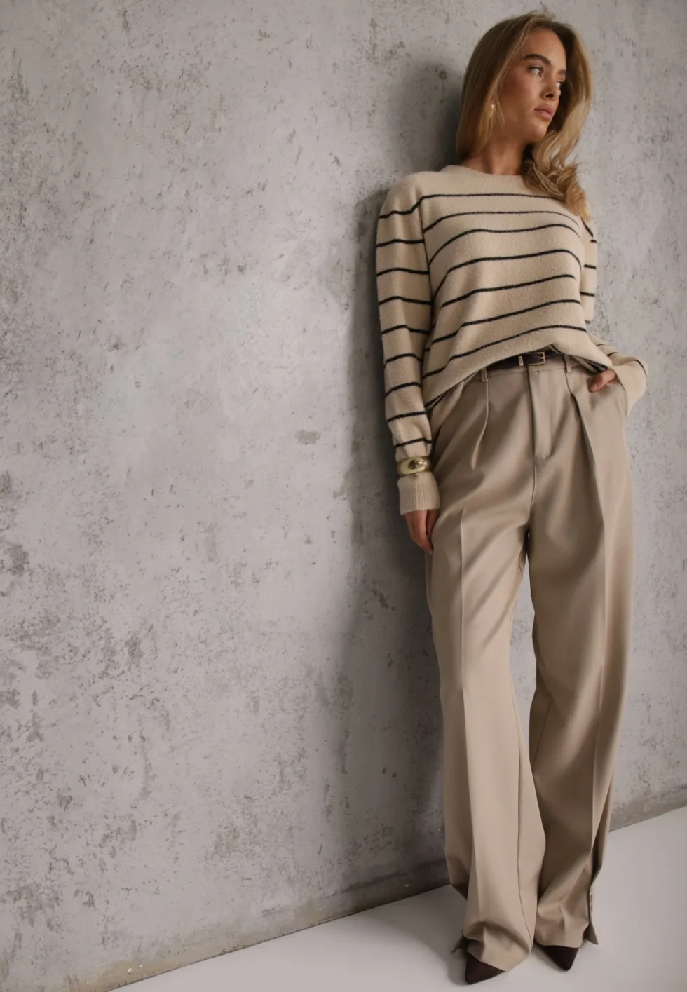 Beżowy Sweter z Wełną i Bawełną o Klasycznym Kroju w Drobne Prążki Rosal