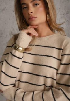 Beżowy Sweter z Wełną i Bawełną o Klasycznym Kroju w Drobne Prążki Rosal