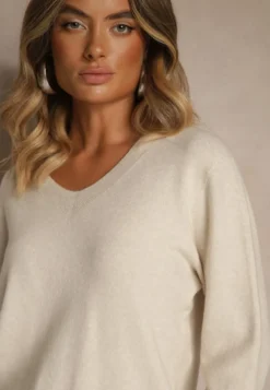 Beżowy Sweter z Wełną i Wiskozą z Trójkątnym Dekoltem Kaitte