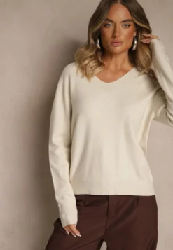 Beżowy Sweter z Wełną i Wiskozą z Trójkątnym Dekoltem Kaitte